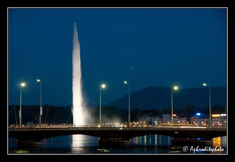 068 Le jet d eau illuminé avec le pont du Mt Blanc
